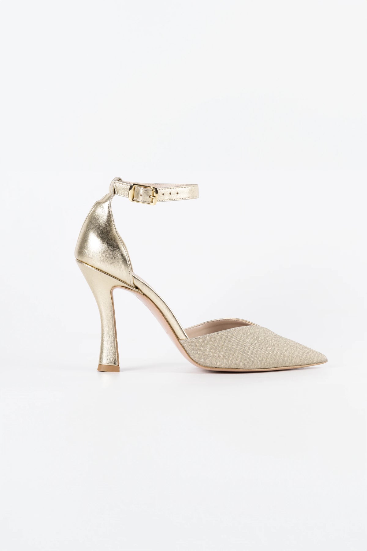 Mia model Platinum high-heeled shoe with a pointed toe on a white background